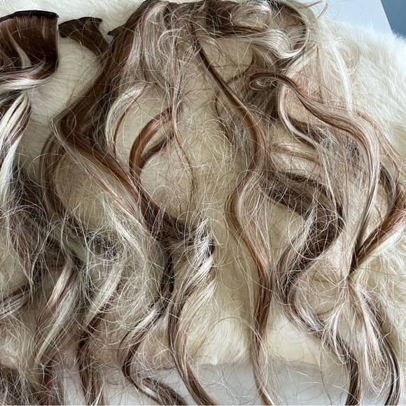 Clip On 23” Hair Extensions - Picture 5 of 6